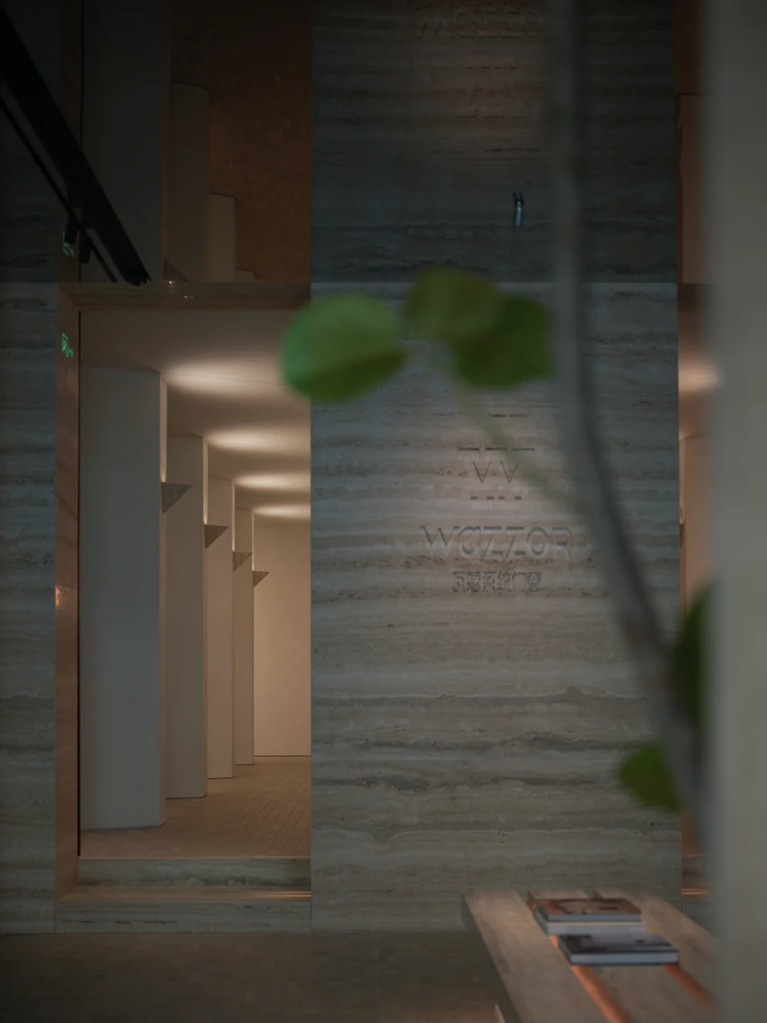 Travertine and light in the Wazzor flagship store