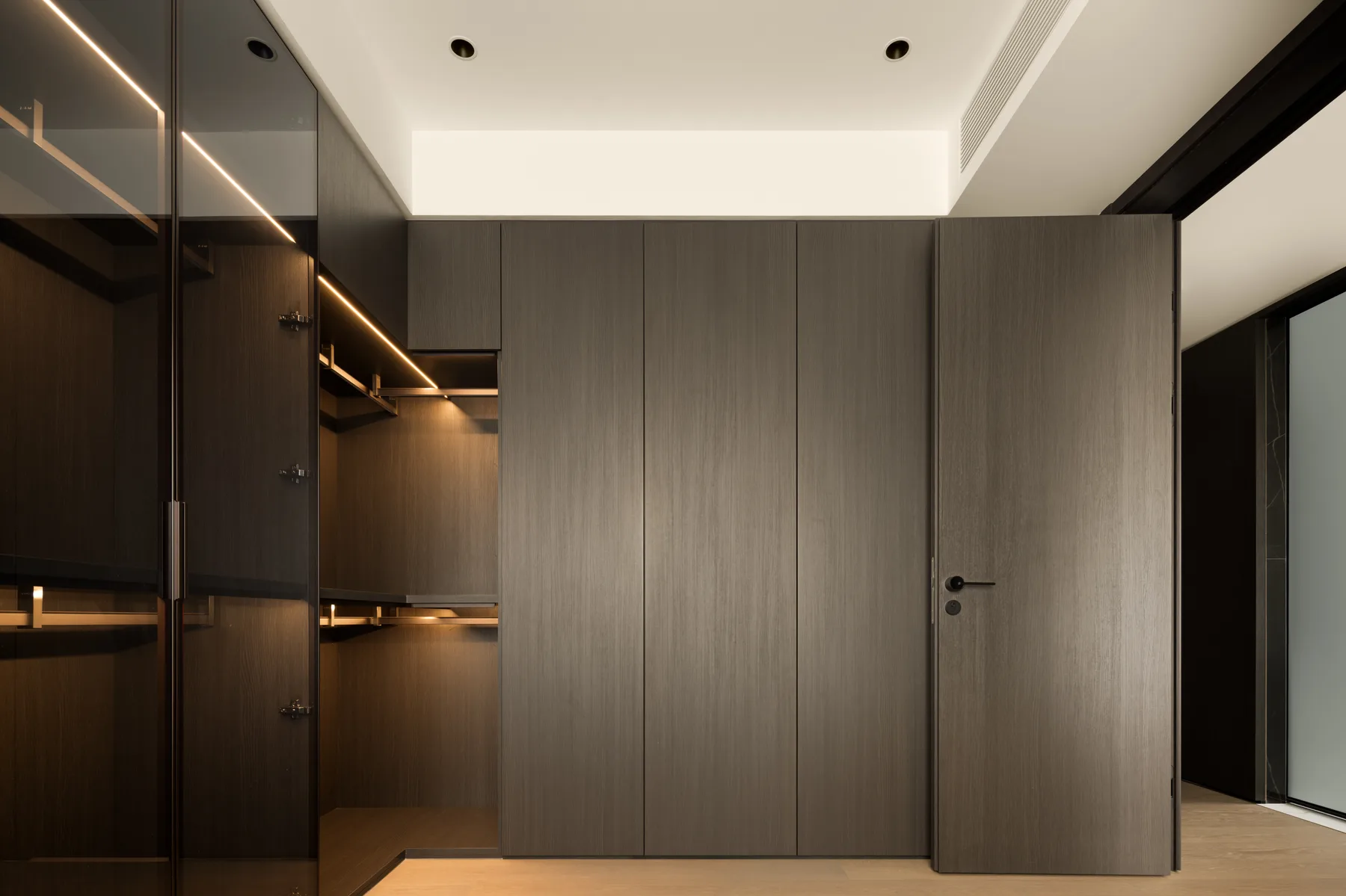 Warm minimal residence by JANMEI Design gallery image 2