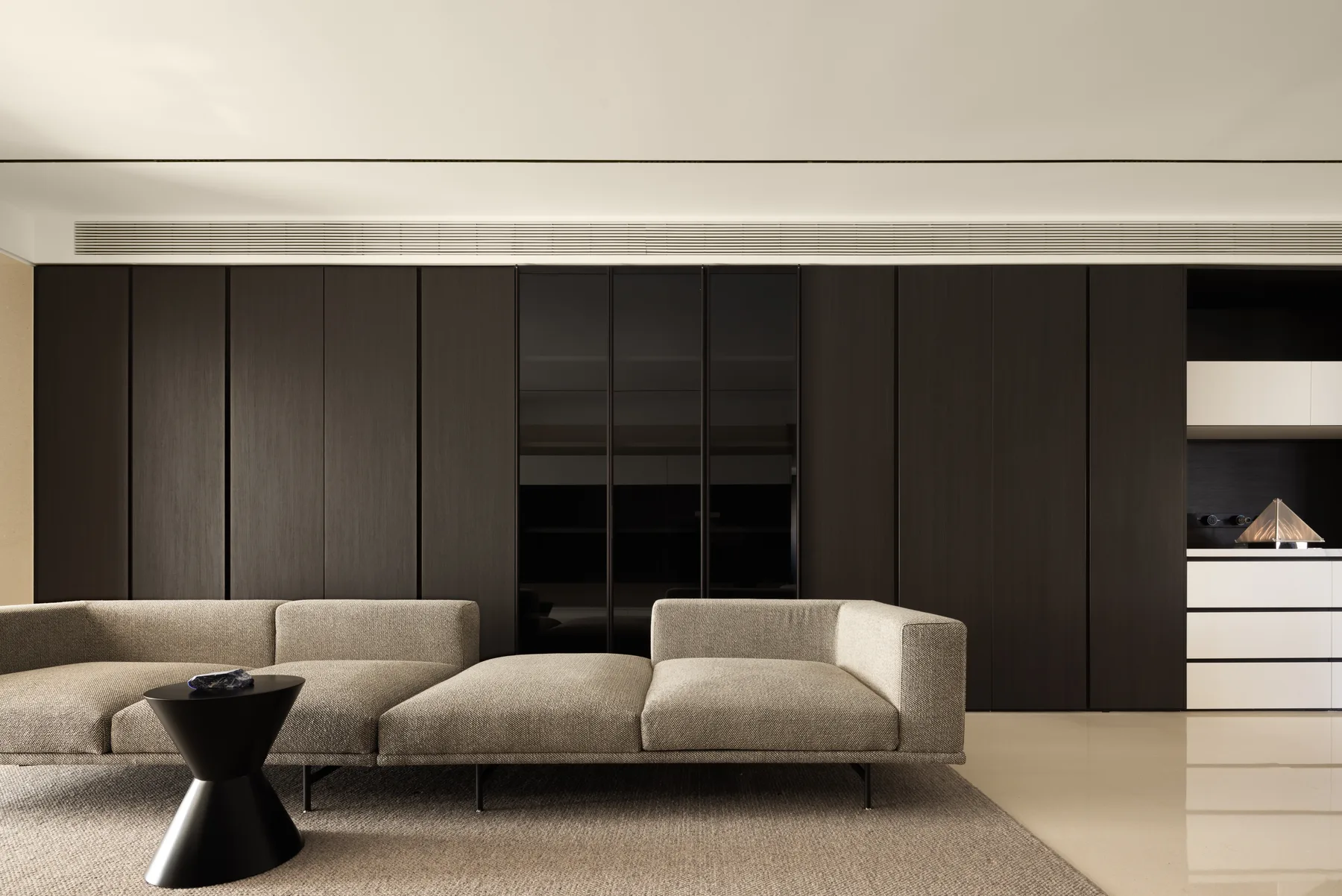 Warm minimal residence by JANMEI Design gallery image 11