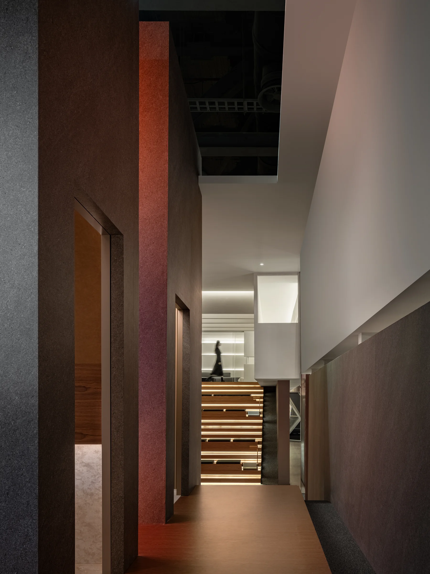 thinktank xiolift floating cube showroom: supplied source image in the closing position of the gallery sequence.
